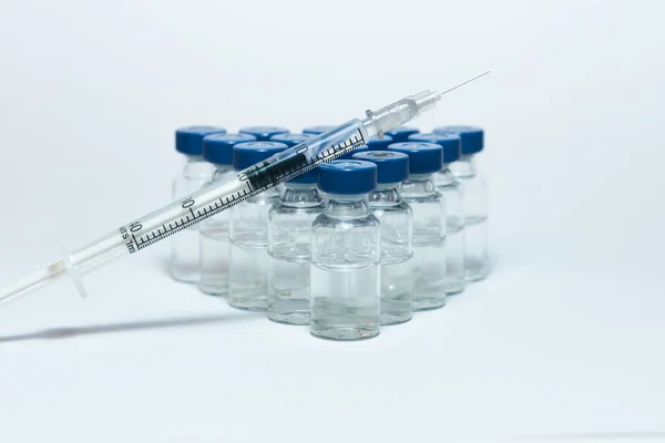 Стеклянные Медицинские Бутылки Жидкостью Вакцинации Голубыми Алюминиевыми Колпачками Шприцем Вакцинации — стоковое фото