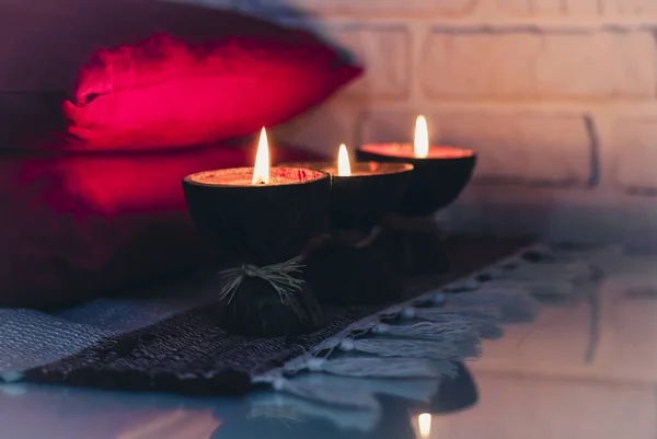 Vela Aroma Spa Ardiente Cáscara Coco Una Alfombra Multicolor Punto — Foto de Stock