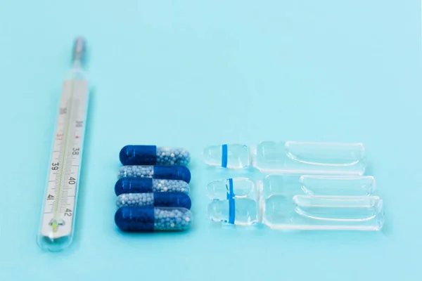 Termometro Pillole Fiale Iniezione Vaccinazione Sfondo Blu Coronavirus Sanitario Cancro — Foto Stock