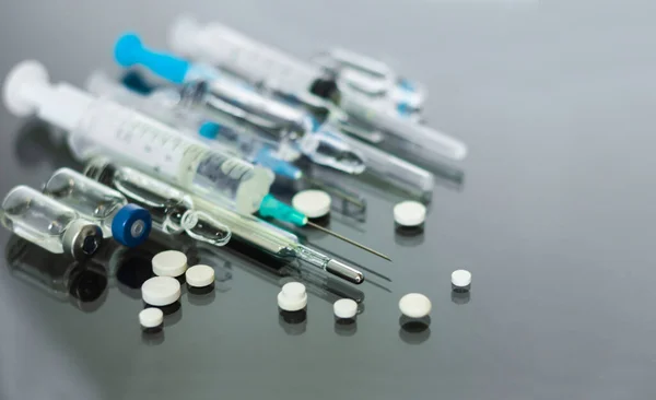 Termómetro Píldoras Ampollas Vacuna Inyectable Jeringa Para Vacunación Sobre Fondo — Foto de Stock