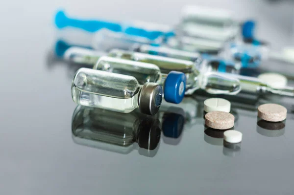 Thermometer Pillen Injektionsampullen Für Impfstoffe Spritze Für Impfungen Auf Glashintergrund — Stockfoto