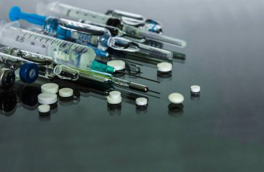 Termometre, hap, enjeksiyon aşısı ampulleri, cam zemin üzerinde aşı için şırınga, Coronavirus, MERS-CoV, hava kirliliği, Wuhan coronavirüs 2019-nCoV, Corona virüs karantinası kavramı, Covid-19