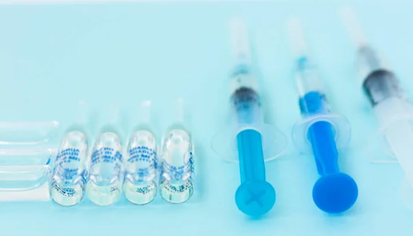 Ampollas Inyectables Jeringa Para Vacunación Sobre Fondo Azul Coronavirus Sanitario —  Fotos de Stock