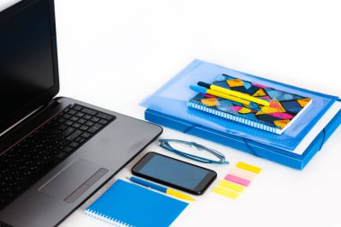 Evden, cep telefonundan, dizüstü bilgisayardan, kitaplardan ve defterden çalış. Eğitim geçmişi, salgın sırasında evde çalışma ortamı. Evde kalma konsepti Coronavirus COVID-19 'un yayılmasını önler.