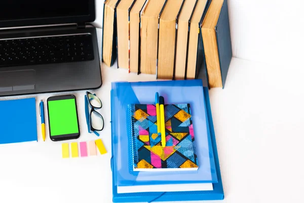 Trabajar Desde Casa Teléfono Inteligente Móvil Pantalla Verde Portátil Libros — Foto de Stock