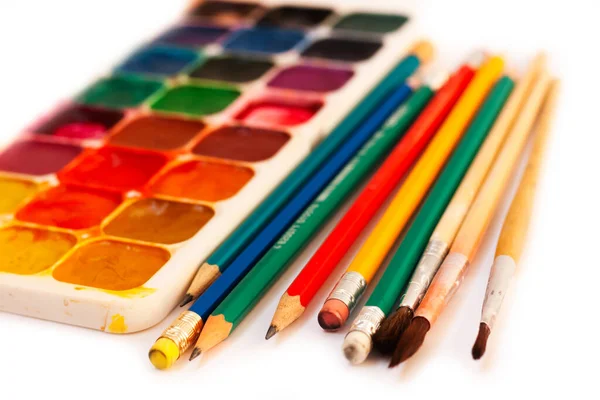 Farba Akwarelowa Pędzle Ołówki Dobrze Stosowane Białym Tle Powrót Szkoły — Zdjęcie stockowe