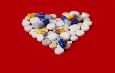 Bir sürü hap, tablet, kırmızı turuncu arka planda kapsüller. İlaç tedavisi için ilaç reçetesi. Fotokopi uzayı ile sağlık hizmeti konsepti. Coronavirus 2019, Corona virüsü karantinası, Covid-19