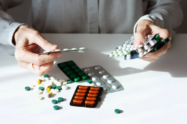 Stařena Ruce Zblízka Vzít Pilulku Puchýře Medicíny Zdravotní Koncepce Pozadí — Stock fotografie