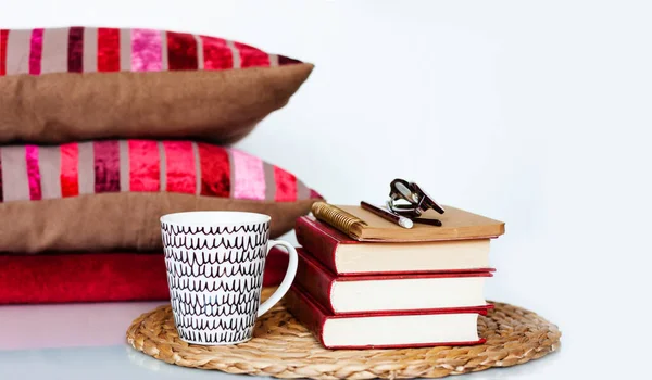 Arredamento Interno Accogliente Tazza Caffè Pila Libri Cuscini Plaid Tavolo — Foto Stock