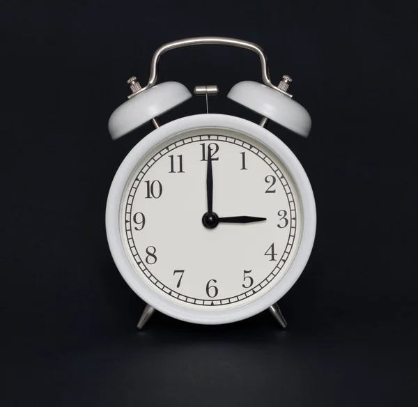 Reloj Despertador Estilo Antiguo Blanco Negro Son Las Tres Punto —  Fotos de Stock