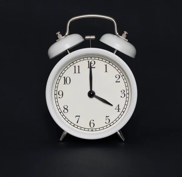 Reloj Despertador Estilo Antiguo Blanco Negro Son Las Cuatro Punto —  Fotos de Stock