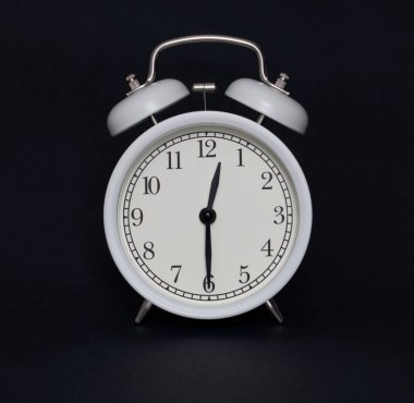 Eski usul çalar saat, siyah beyaz, saat 12: 30..