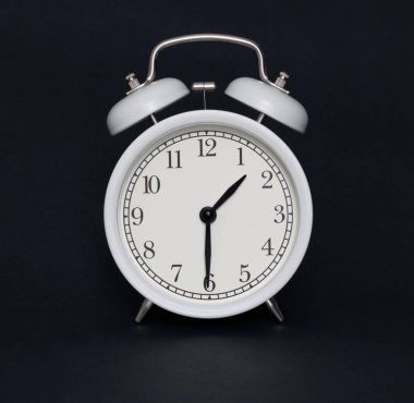 Eski usul çalar saat, siyah beyaz, saat bir buçuk..