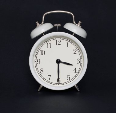 Eski usul çalar saat, siyah beyaz, saat üç buçuk..