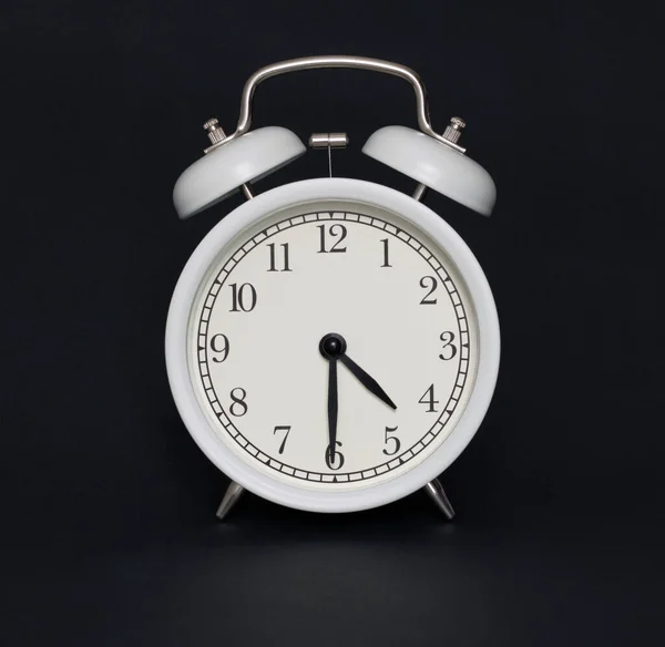 Reloj Despertador Estilo Antiguo Blanco Negro Son Las Cuatro Media —  Fotos de Stock