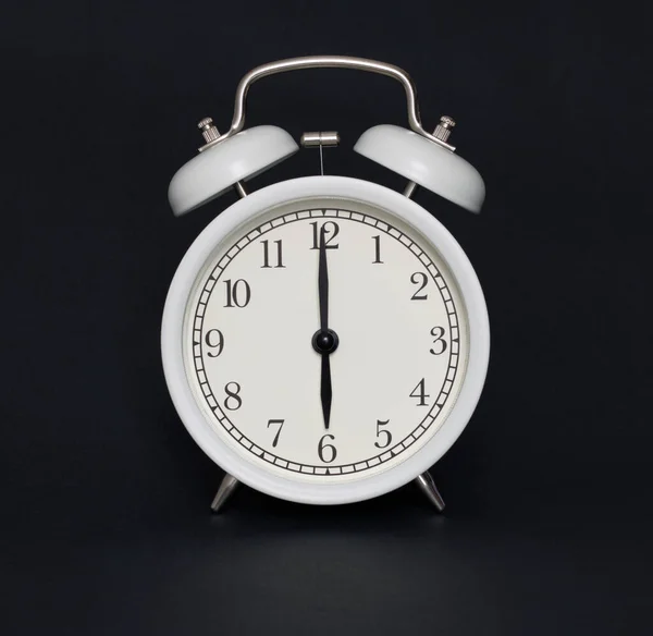 Reloj Despertador Estilo Antiguo Blanco Negro Son Las Seis Punto —  Fotos de Stock
