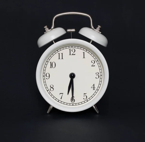 Reloj Despertador Estilo Antiguo Blanco Negro Son Las Seis Media —  Fotos de Stock
