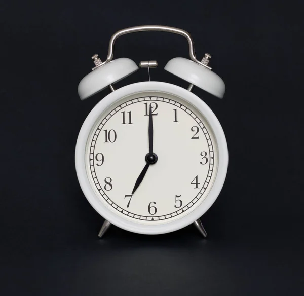 Reloj Despertador Estilo Antiguo Blanco Negro Son Las Siete Punto —  Fotos de Stock