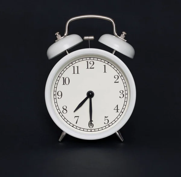 Reloj Despertador Estilo Antiguo Blanco Negro Son Las Siete Media —  Fotos de Stock