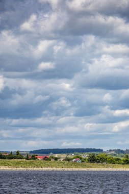 Orta Rus manzarası. yaz alanları