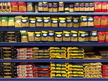 Raftaki bir süpermarkette makarna ambalajı. Yeni ürün planları ve yeni ambalajlar sunmak için uygun.