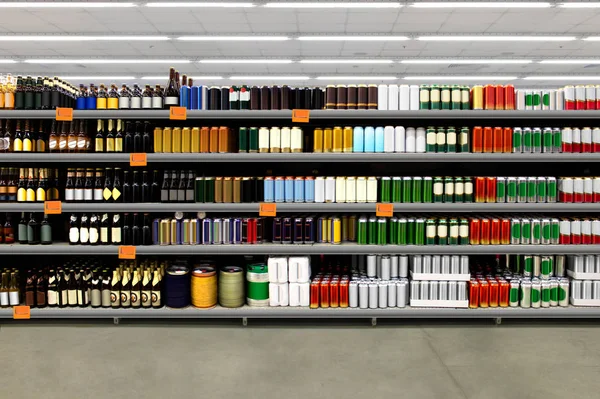 Garrafas Cerveja Latas Prateleira Supermercado Adequado Para Apresentar Novas Garrafas — Fotografia de Stock