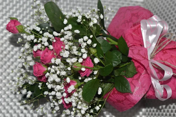 Bir buket pembe gül. 