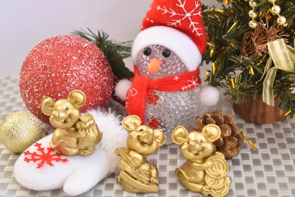 Noel kompozisyonu. Sembol 2020 Fare ve top ve snowwman ve ringa kemiği.