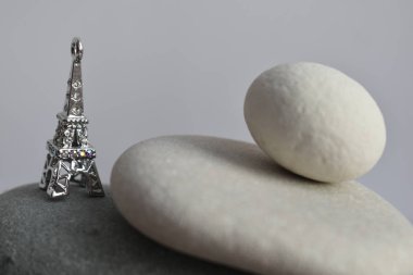 Eyfel kulesi heykelciği ve çakıl taşları. Dekoranive dekoranion.