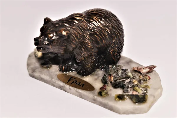 El yapımı. Bronz ayı heykelciği. Ayı ve mineral kristalleri. Ural hatıra.. 