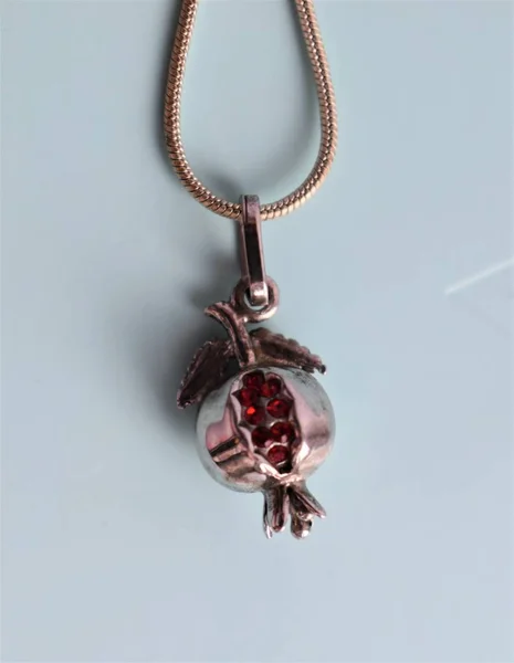 Gümüş kolye. Mücevherler. Nar ve yakut. Gümüş öge.