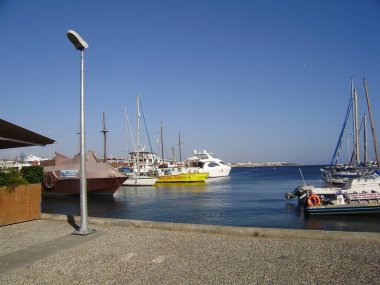 Kıbrıs. Pathos. Kıyı şeridi. Toprak döşeme.