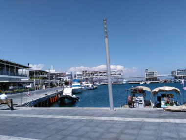 Kıbrıs. Limasol. Toprak seti. Tuzistichesky bölgesi. Manzaralar. Akdeniz 'de. Deniz manzaralı. İskelede yatlar. Limasol Marina.