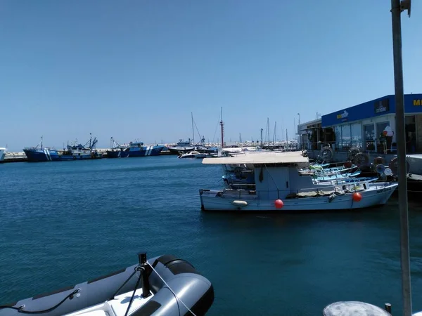 キプロス リマソール エンバンク ツチスティッキー ゾーン 目撃者だ 地中海 海の景色 桟橋にヨット Limassol — ストック写真