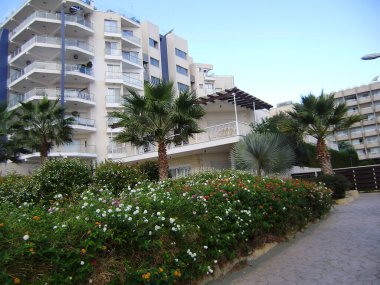 Kıbrıs. Limasol. Baraj Kıyı Hattı. Turistik bölge. Kıbrıs manzarası. Akdeniz 'de. Deniz manzaralı. Limasol sokakları.