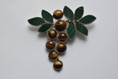 Beyaz arka planda broş. Takılar. Hediye..