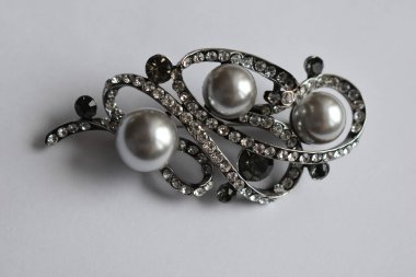 Beyaz arka planda broş. Takılar. Hediye..