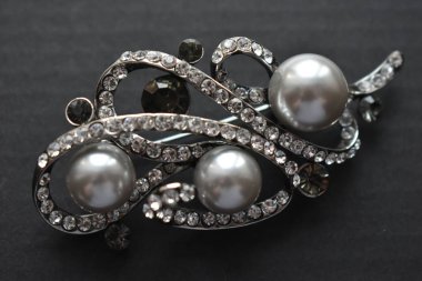 Koyu arkaplanda broş. Mücevherler. Hediye.