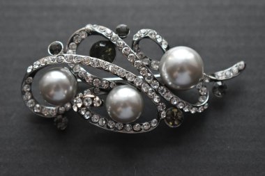 Koyu arkaplanda broş. Mücevherler. Hediye.