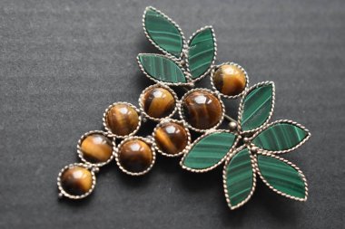 Koyu arkaplanda broş. Mücevherler. Hediye.