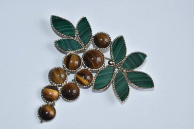 Beyaz arka planda broş. Takılar. Hediye..