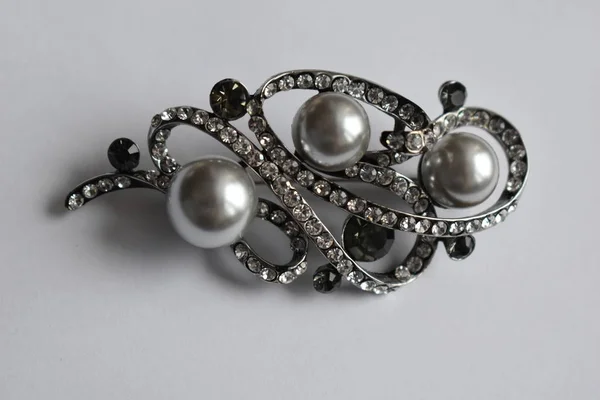 Beyaz arka planda broş. Takılar. Hediye..