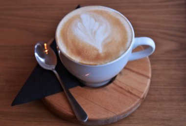 Kupada kapuçino kahvesi..