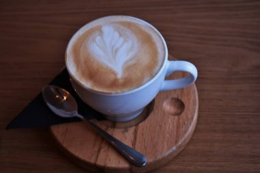 Kupada kapuçino kahvesi..