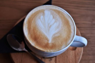 Kupada kapuçino kahvesi..