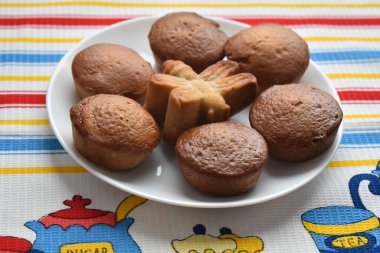  Çocuklar için kıvırcık kurabiyeler.