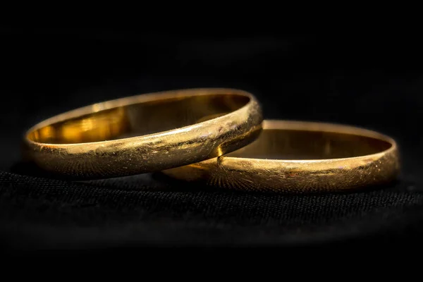 Два Зношені Золоті Обручки Темному Тлі — стокове фото