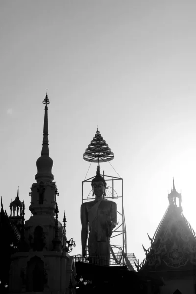 Des Flèches Temple Une Statue Bouddha Sculptée Contre Soleil Radieux — Photo