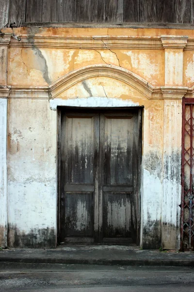 Old Wooden Door Discolored Concrete Wall — Stock Photo, Image