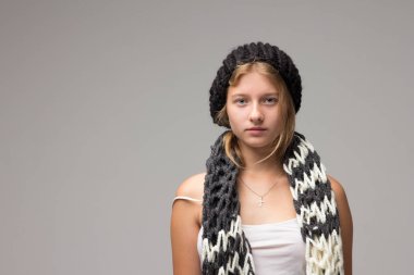 Genç güzel kız örgü şapkalı